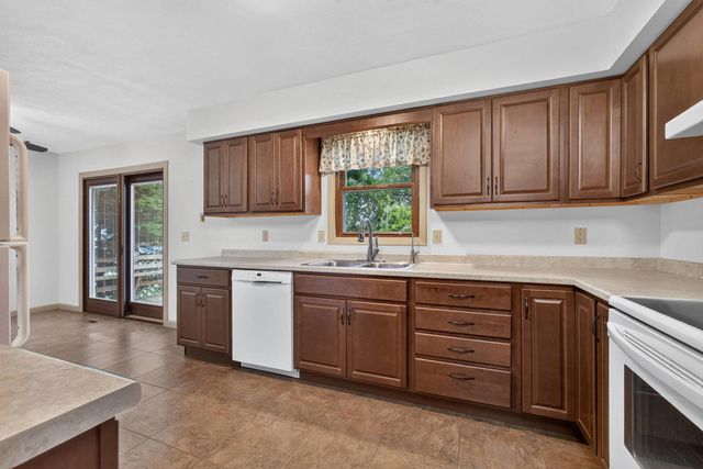 516 W Mulberry Lane, Long Grove, IA 52756