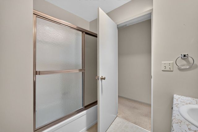 516 W Mulberry Lane, Long Grove, IA 52756