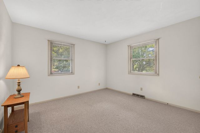 516 W Mulberry Lane, Long Grove, IA 52756