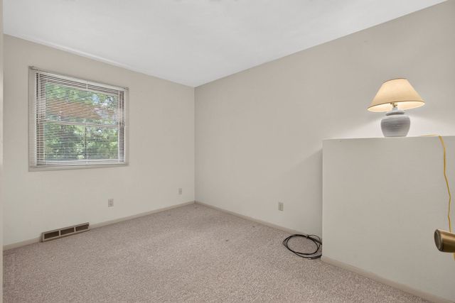 516 W Mulberry Lane, Long Grove, IA 52756