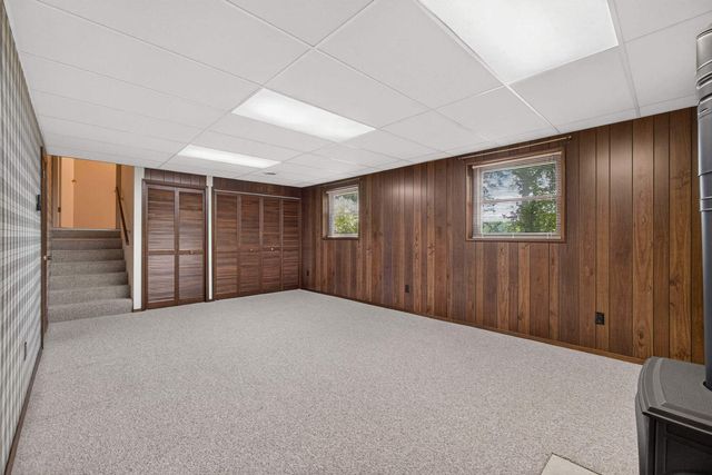 516 W Mulberry Lane, Long Grove, IA 52756