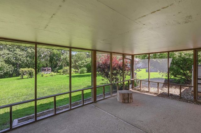 516 W Mulberry Lane, Long Grove, IA 52756