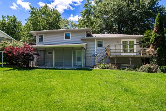 516 W Mulberry Lane, Long Grove, IA 52756