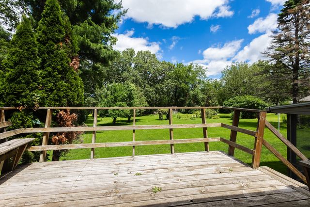 516 W Mulberry Lane, Long Grove, IA 52756
