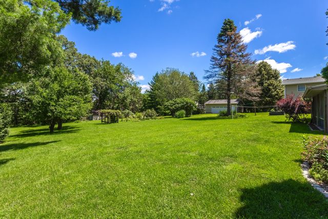 516 W Mulberry Lane, Long Grove, IA 52756