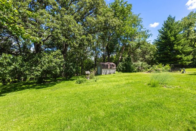 516 W Mulberry Lane, Long Grove, IA 52756