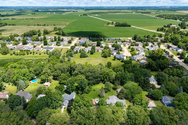 516 W Mulberry Lane, Long Grove, IA 52756