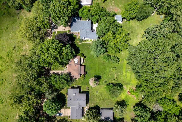 516 W Mulberry Lane, Long Grove, IA 52756