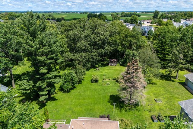 516 W Mulberry Lane, Long Grove, IA 52756