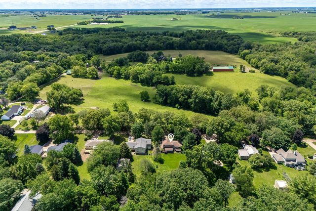 516 W Mulberry Lane, Long Grove, IA 52756