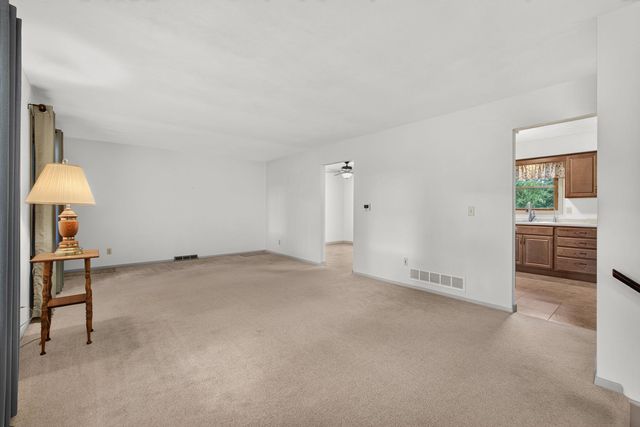 516 W Mulberry Lane, Long Grove, IA 52756