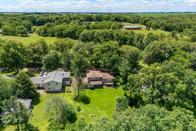 516 W Mulberry Lane, Long Grove, IA 52756