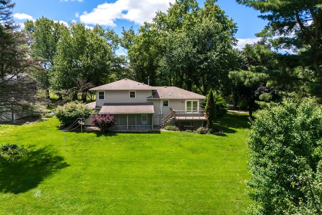 516 W Mulberry Lane, Long Grove, IA 52756