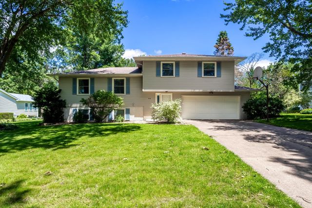 516 W Mulberry Lane, Long Grove, IA 52756