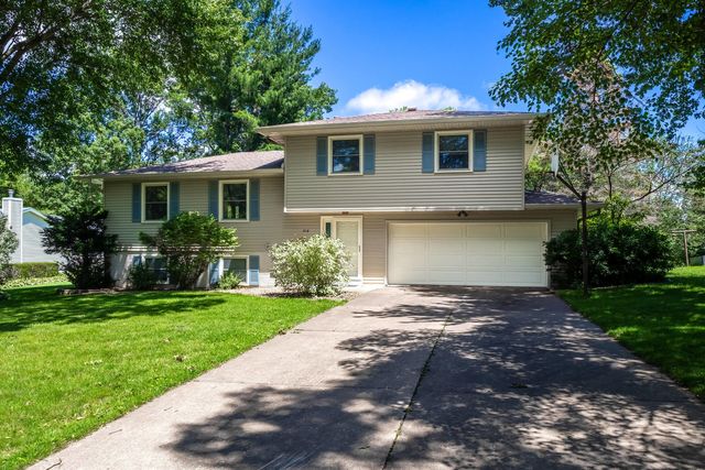 516 W Mulberry Lane, Long Grove, IA 52756