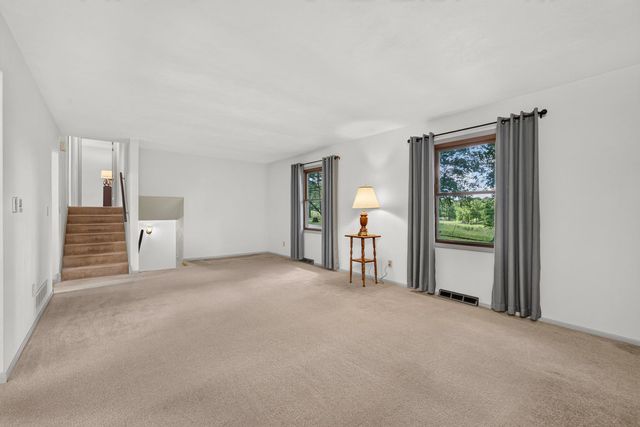 516 W Mulberry Lane, Long Grove, IA 52756