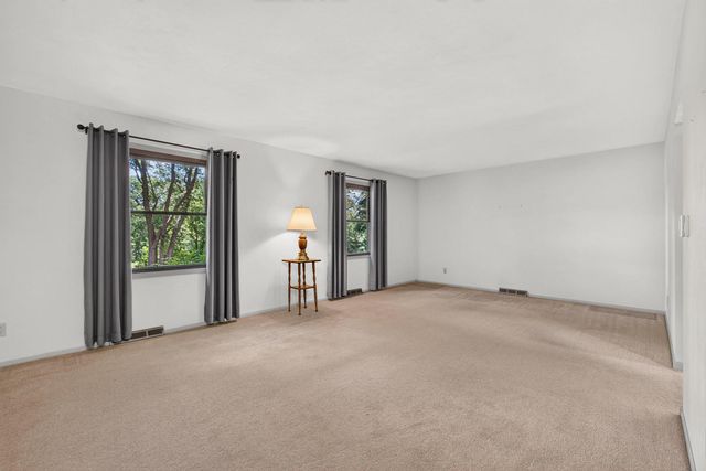 516 W Mulberry Lane, Long Grove, IA 52756