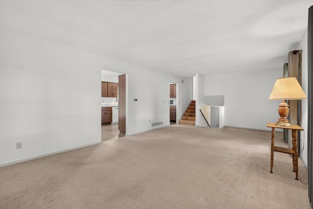 516 W Mulberry Lane, Long Grove, IA 52756