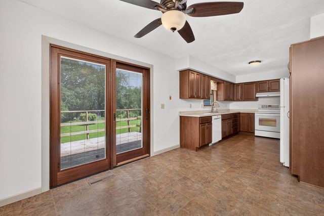 516 W Mulberry Lane, Long Grove, IA 52756
