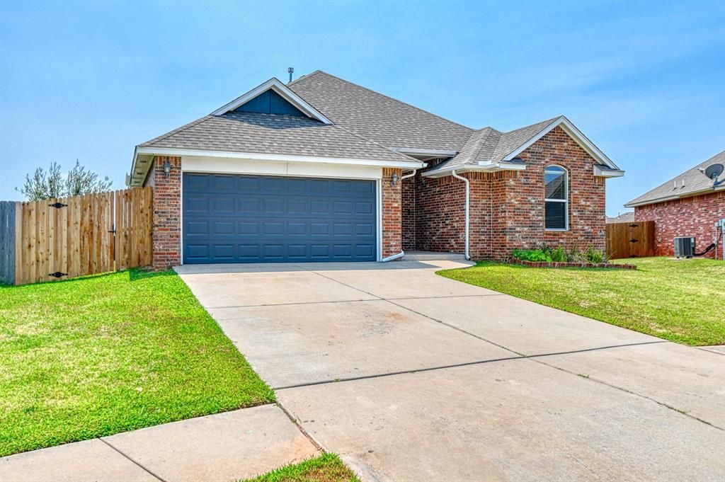 816 Lakeview Drive, Moore, OK 73160