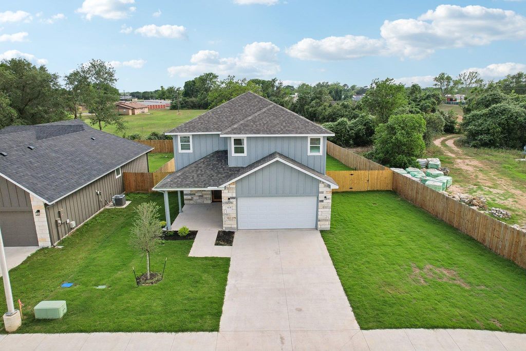 113 Callie ST, Smithville, TX 78957