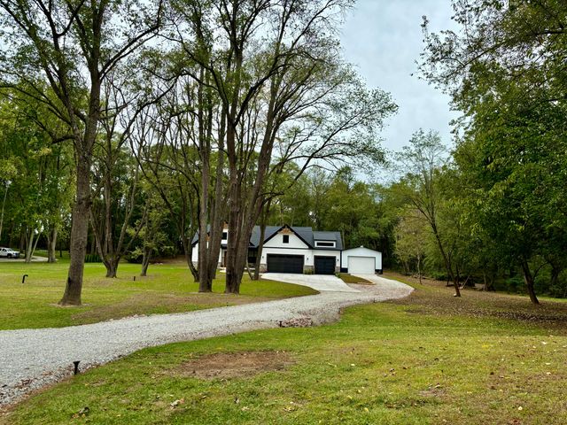 212 N 600 W, Valparaiso, IN 46385