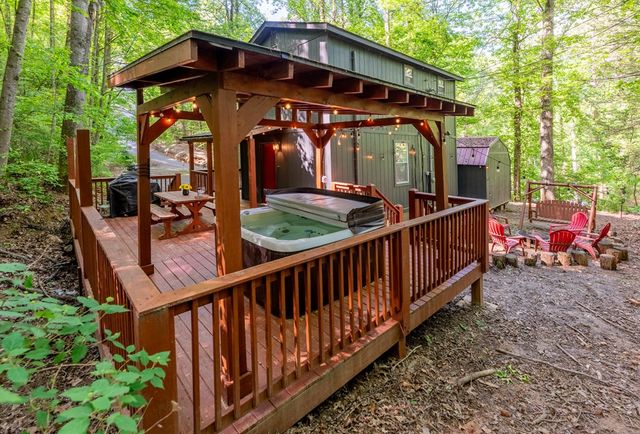 257 Pen Drive, Ellijay, GA 30540