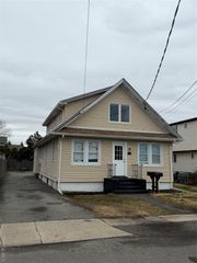 7 S Atlantic Street, Bay Shore, NY 11706