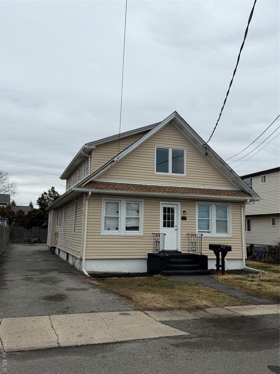 7 S Atlantic Street, Bay Shore, NY 11706