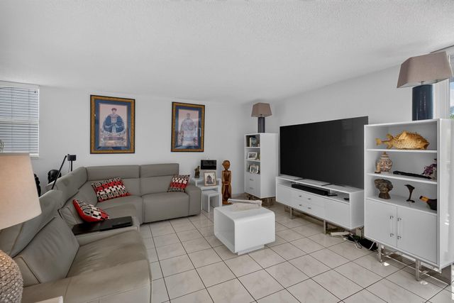 1045 10TH Street 301, Miami Beach, FL 33139