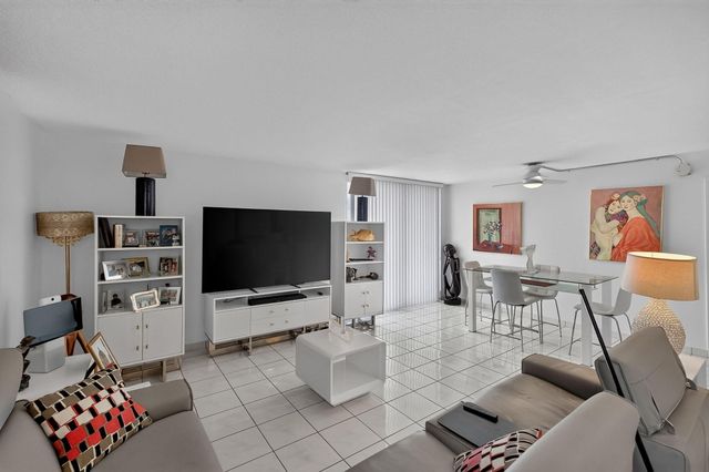 1045 10TH Street 301, Miami Beach, FL 33139