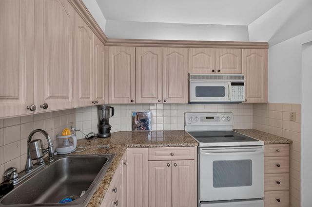 1045 10TH Street 301, Miami Beach, FL 33139