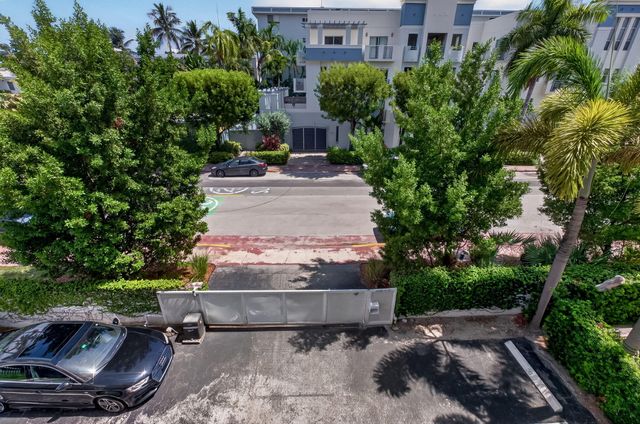 1045 10TH Street 301, Miami Beach, FL 33139