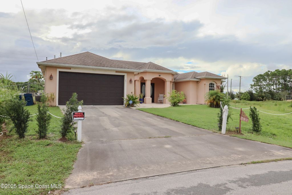 Image 3 of property listing at 292 Hoffer Avenue NW, Palm Bay, FL 32907