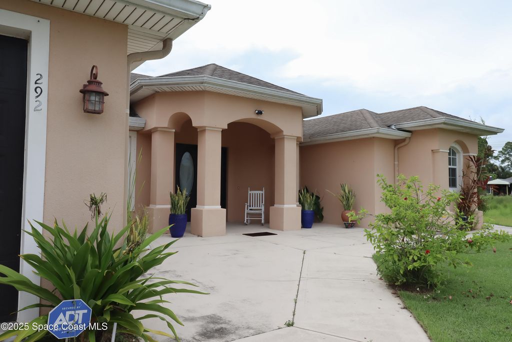 Image 4 of property listing at 292 Hoffer Avenue NW, Palm Bay, FL 32907