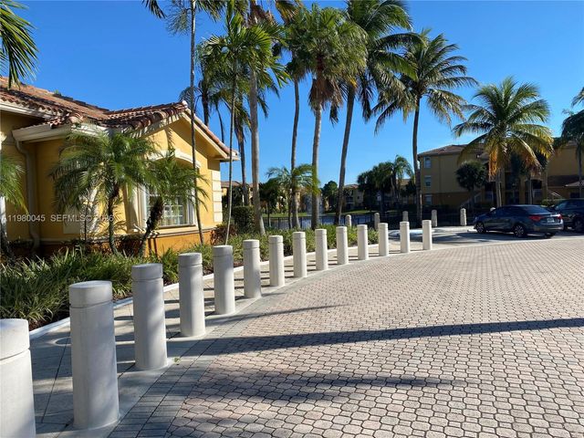 9645 NW 1ST CT 1-302, Pembroke Pines, FL 33024