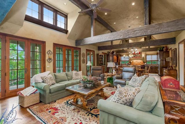 10462 S Oakcrest Lane, Olathe, KS 66061