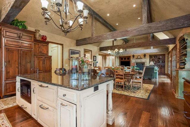 10462 S Oakcrest Lane, Olathe, KS 66061