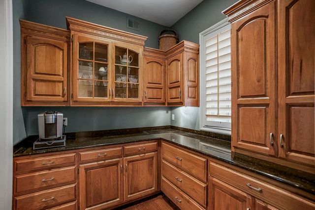 10462 S Oakcrest Lane, Olathe, KS 66061
