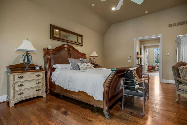 10462 S Oakcrest Lane, Olathe, KS 66061
