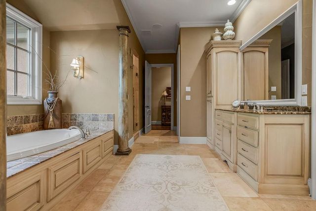 10462 S Oakcrest Lane, Olathe, KS 66061