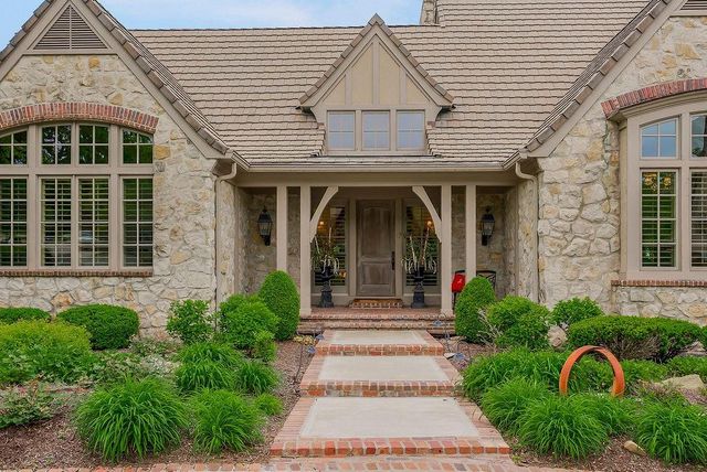 10462 S Oakcrest Lane, Olathe, KS 66061