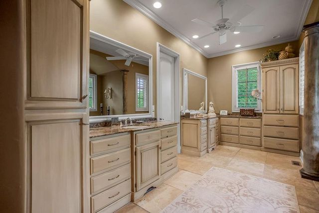 10462 S Oakcrest Lane, Olathe, KS 66061