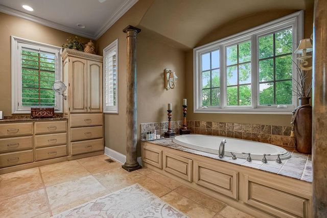 10462 S Oakcrest Lane, Olathe, KS 66061