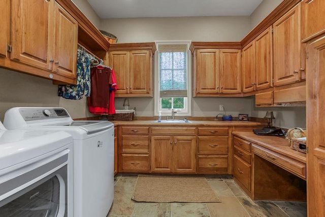 10462 S Oakcrest Lane, Olathe, KS 66061