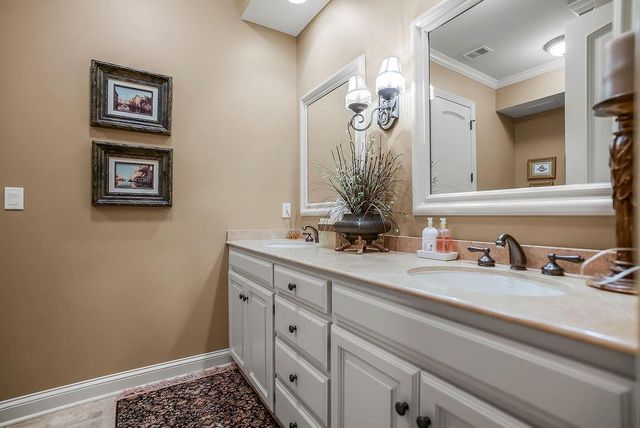 10462 S Oakcrest Lane, Olathe, KS 66061