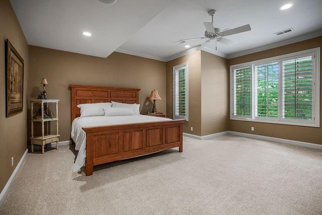 10462 S Oakcrest Lane, Olathe, KS 66061