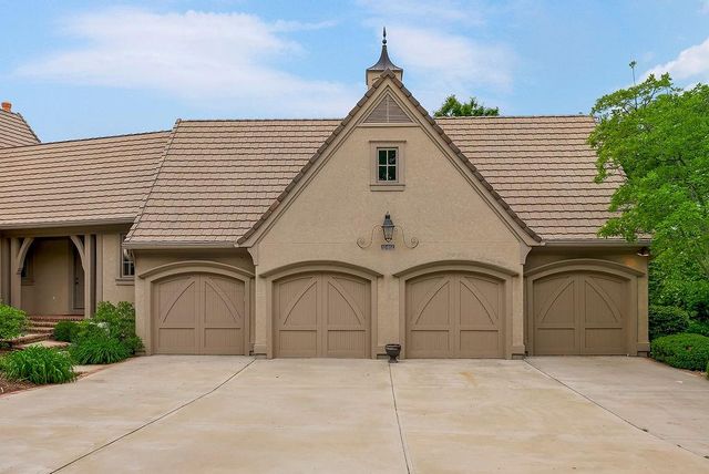 10462 S Oakcrest Lane, Olathe, KS 66061