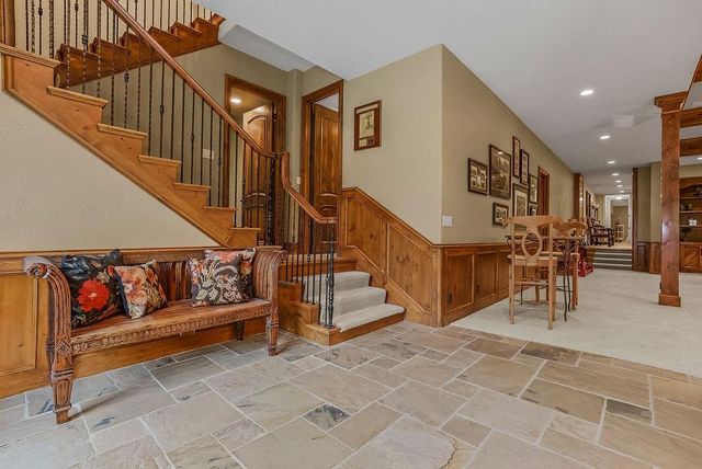 10462 S Oakcrest Lane, Olathe, KS 66061