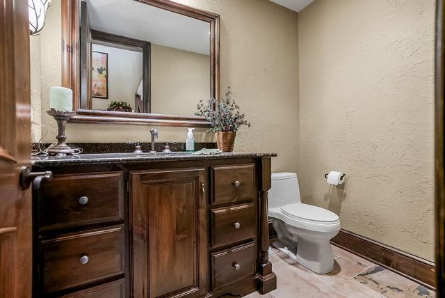 10462 S Oakcrest Lane, Olathe, KS 66061